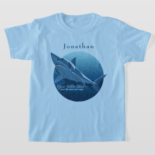 Persönliche Besichtigung von Touren durch den weiß T-Shirt