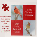 Persönliche Nachricht Kardinal Vögel Rote Weihnach Puzzle<br><div class="desc">Herzlich willkommen in dieser Urlaubssaison mit einem personalisierten Vogelpuzzle! Dieses Puzzle mit zwei wunderschönen Kardinälen aus dem Norden (das rote und das beige Weibchen), die alle auf einem Zweig in einer schneebedeckten Landschaft stehen, bietet zwei Räume für Ihre eigenen, individuellen Botschaften auf festlichem, rotem Hintergrund. Dieses Puzzle ist ein großartiges...</div>