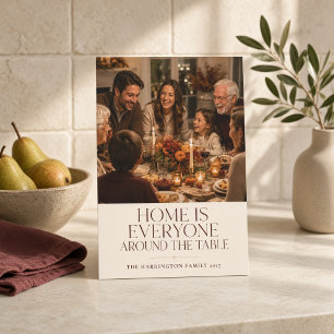 Persönliche Versammlung um den Tisch Feiertagskarte