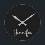 Persönlicher Name, Persönlicher Name Runde Wanduhr<br><div class="desc">Persönlicher Name,  Persönlicher Name,  Monogramm,  Jennifer,  kalligrafische Namen,  Initialen,  Geburtstagsgeschenke</div>