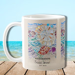 Persönliches Strandhaus Kaffeetasse<br><div class="desc">Die Tasse des Beach House Coffee ist mit einem Mosaik aus Muscheln und farbigem Glas dekoriert. Einfach anpassbar. Verwenden Sie die Option Bearbeiten weiter, um die Textgröße, den Stil oder die Farbe zu ändern, wenn Sie möchten. Weil wir unsere Kunstwerke erstellen, werden Sie dieses exakte Bild von anderen Designern nicht...</div>