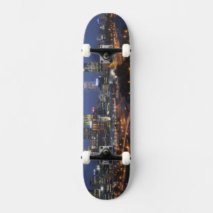Perth, Australien. Blick auf die Innenstadt von Pe Skateboard