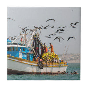 Peru, Los Organos. Fischerboot in Los Organos Fliese