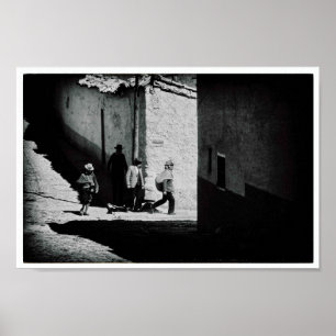 Peru Männer gehen die Straße einfarbig herunter Poster