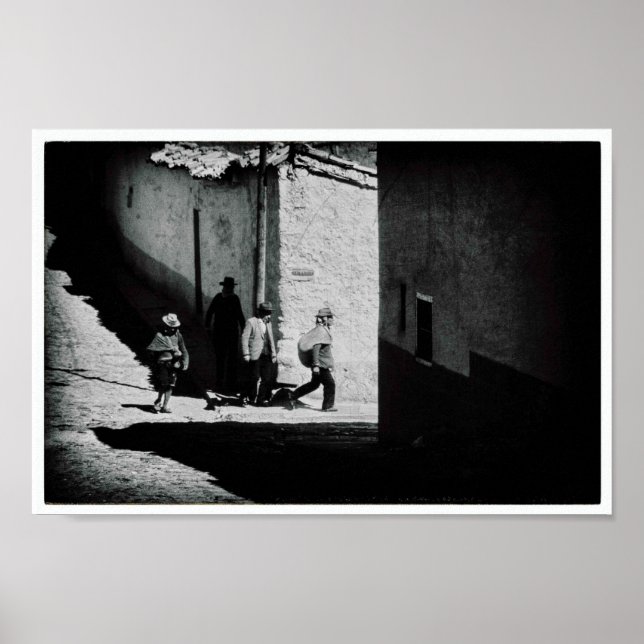 Peru Männer gehen die Straße einfarbig herunter Poster (Vorne)
