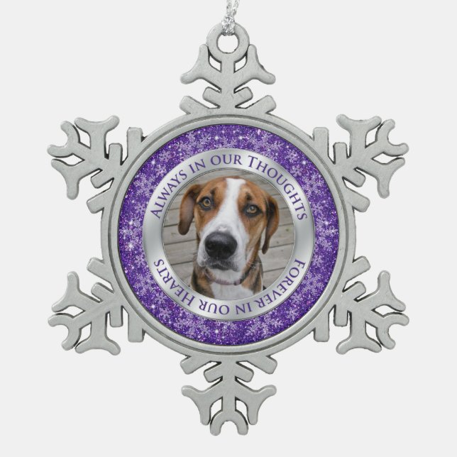 Pet Dog Memorial Foto Weihnachten Lila Silber Schneeflocken Zinn-Ornament (Vorderseite)