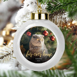 Pet Foto First Christmas Forever Zuhause Gold Scri<br><div class="desc">Gedenken Sie die ersten Weihnachten Ihres Haustieres in Ihrer neuen Zuhause mit diesem schönen modernen Sake-Ornament. Der Text lautet "Erste Weihnachten in meinem Pelz-Zuhause", mit dem Wort "Pelz-je-Zuhause" in der eleganten Imitat-Folienskript. Ersetzen Sie das Beispielbild durch ein Foto Ihrer Katze oder Ihres Hundes und fügen Sie ihren Namen und das...</div>