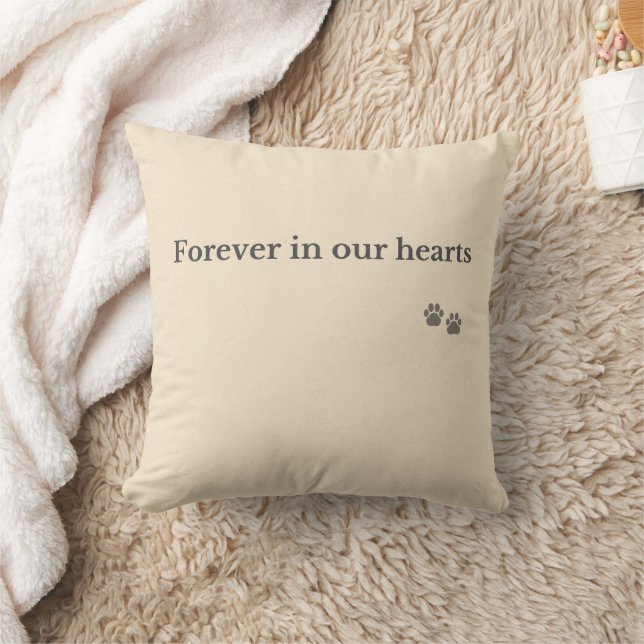 Pet Memorial Throw Pillow – Forever in Our Hearts Kissen (Decke)