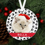 Pet Paw Prints Red Personalisiert Cat Name Foto Ornament<br><div class="desc">Personalisieren Sie diesen stilvollen Pfotendruck Weihnachtsschmuck mit Ihrem Haustier (oder Hund) Namen und einem beliebten Foto Ihrer Furry Familienmitglieder. Im Hintergrund befindet sich ein modernes Schwarz-Weiß-Pfotenmuster mit festlich rotem Akzent.</div>