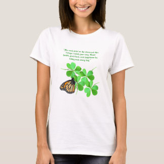 Petalen auf dem T - Shirt des Kleeblatts