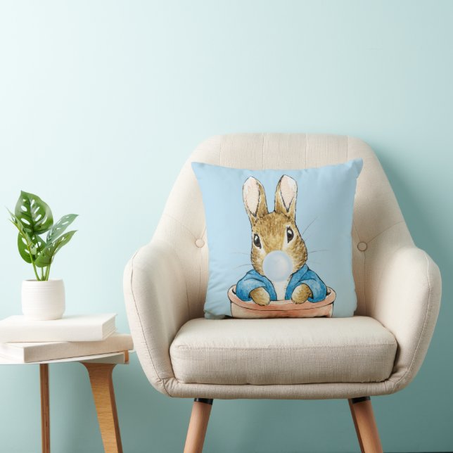 Peter der Rabbit bläst ein blaues Blasen-Kaugummi Kissen (Stuhl )