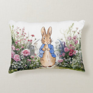 Peter der Rabbit in seinem Garten Nr. 2 Dekokissen