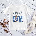 Peter Kaninchen Winter Geburtstagsfoto Baby T-shirt<br><div class="desc">Peter Kaninchen Wintergeburtstag Geburtstagsparty personalisierter T - Shirt,  ein niedlicher Hase in einer blauen Jacke und Rotschal Geburtstagsparty Fotoshootage Shirt,  Foto Requisiten</div>