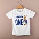 Peter Kaninchen Winter Geburtstagsfoto Baby T-shirt<br><div class="desc">Peter Kaninchen Wintergeburtstag Geburtstagsparty personalisierter T - Shirt,  ein niedlicher Hase in einer blauen Jacke und Rotschal Geburtstagsparty Fotoshootage Shirt,  Foto Requisiten</div>