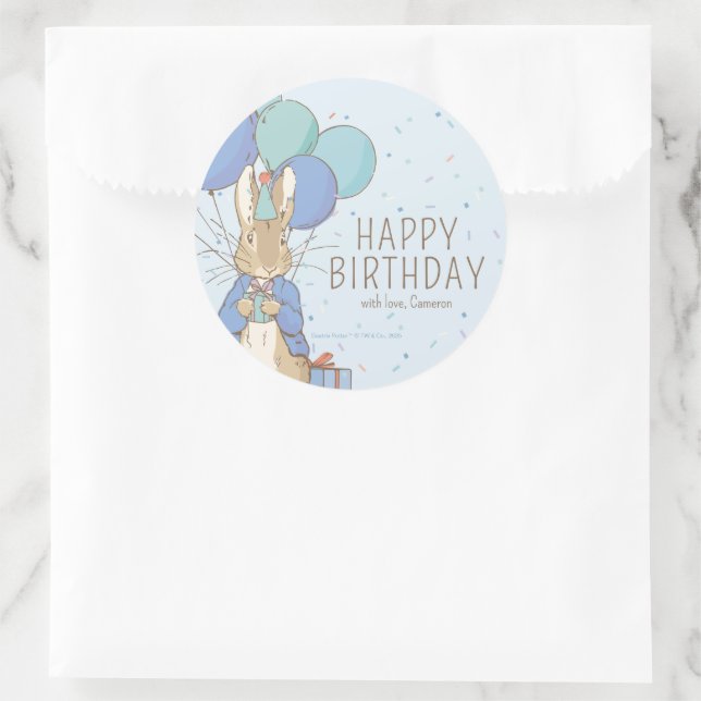 Peter Rabbit | Happy Birthday von Runder Aufkleber (Tasche)