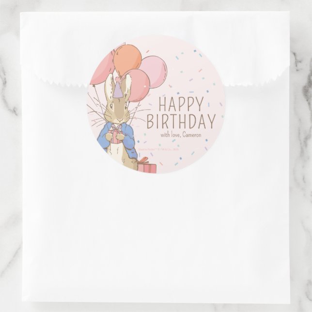Peter Rabbit | Happy Birthday von Runder Aufkleber (Tasche)