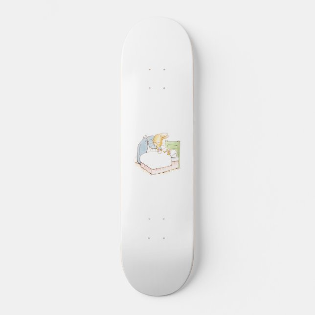 Peter Rabbit in Bed (wird von seiner Mutter Gefütt Skateboard (Vorderseite)