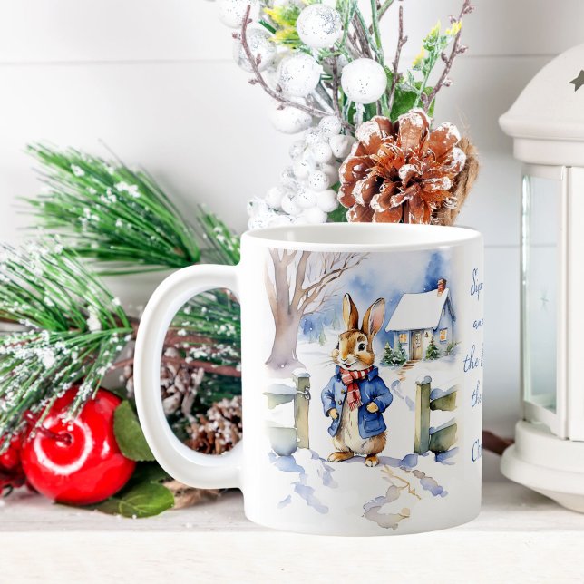 Peter Rabbit Vintage Weihnachtsgeschenke Kaffeetasse (Peter Rabbit Christmas gift watercolor winter scene Peter rabbit by snowy cottage personalized mug)