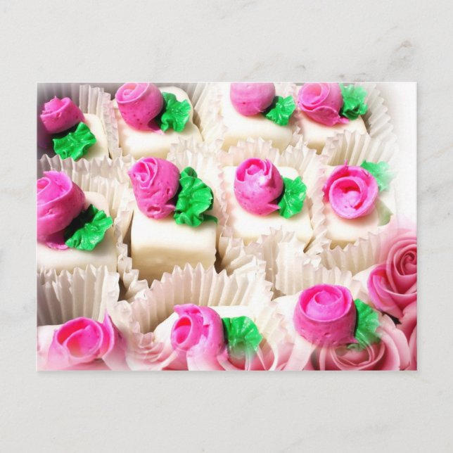 Petit Fours mit zarten, rosa Rosenbuden Postkarte (Vorderseite)