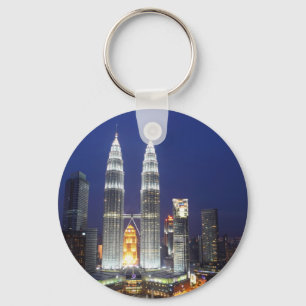 Petronas Türme beleuchtet in der Nacht Kuala Lumpu Schlüsselanhänger