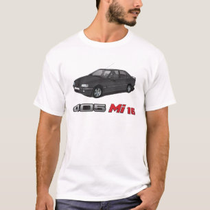 Peugeot 405 mit rotem Abzeichen MI 16, schwarzes T-Shirt