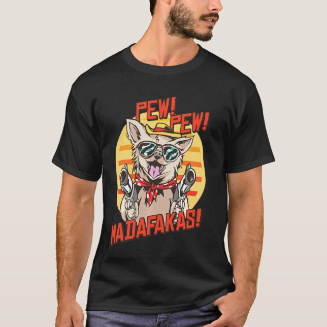 Pew Pews Madafakas Chihuahua mit einer Schusswaffe T-Shirt (Vorderseite)