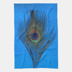 Pfau-Feder auf blauem Geschirrtuch