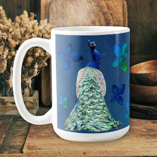 Pfau und blaue Blumen mit inspirierendem Gedicht Kaffeetasse