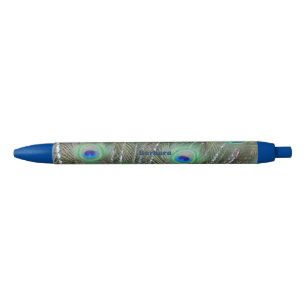 Pfau versieht Stift mit Federn