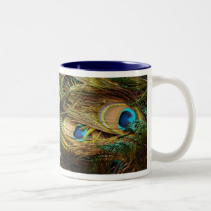 Pfau versieht Tasse mit Federn