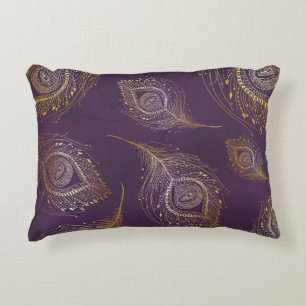 Pfauenfeder aus Gold, violetter Hintergrund. Dekokissen