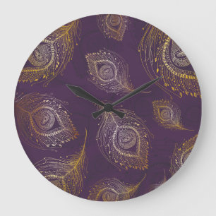 Pfauenfeder aus Gold, violetter Hintergrund. Große Wanduhr