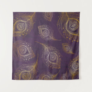 Pfauenfeder aus Gold, violetter Hintergrund. Wandteppich