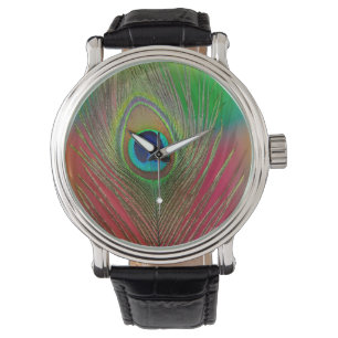 Pfauenfeder nah armbanduhr