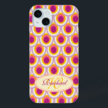 Pfauenmuster gelb rosa Namenskoffer Case-Mate iPhone Hülle<br><div class="desc">Kühne moderne Pfau / Pfau gemusterte grafische Gehäuse. Eine großartige Geschenkidee für Unsterbliche oder ewig liebt,  denn der Pfau ist ein Symbol der Unsterblichkeit. Personalisieren Sie mit Ihrem Namen und Initial. Dieses Beispiel lautet: Justine W. Original Design von Sarah Trett.</div>