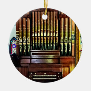 Pfeifenorgan in der Kirche Keramikornament