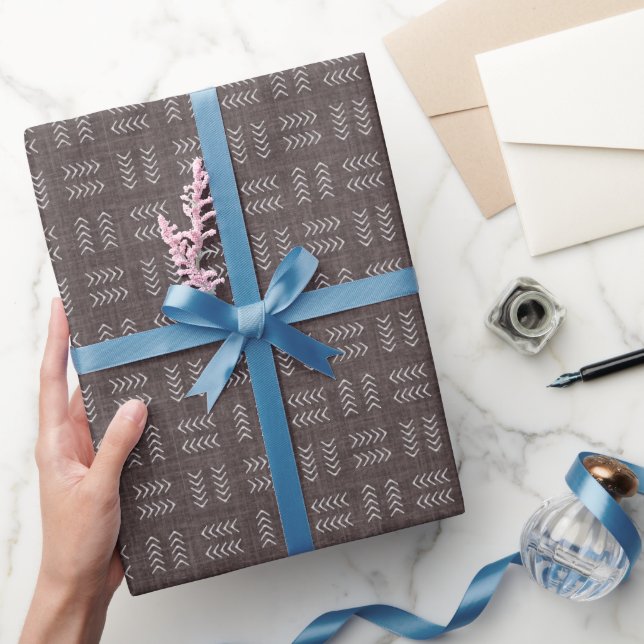 Pfeile auf dunkelgrauem braunem Leinen Geschenkpapier (Schenken)