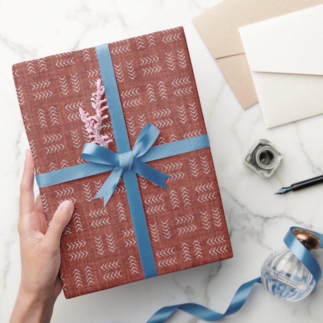 Pfeile auf rotem braunem Leinen Geschenkpapier (Schenken)