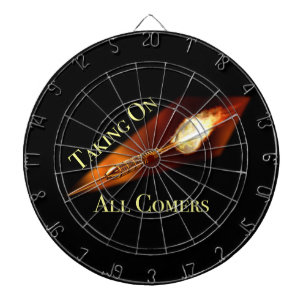 Pfeile verfechten das Nehmen auf allen Dartscheibe