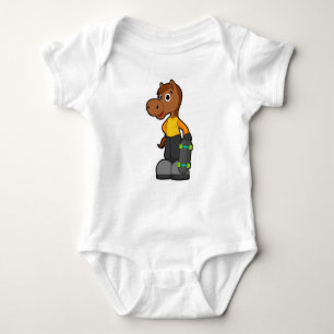 Pferd als Skater mit Skateboard Baby Strampler