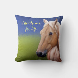 Pferd auf einem üppigen grünen Feld in einem Somme Kissen