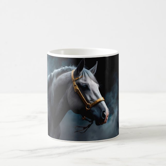 Pferd auf schwarzem Untergrund mit blauen Farbtöne Kaffeetasse (Mittel)