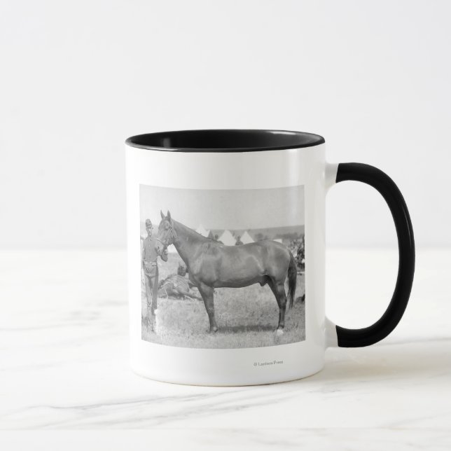 Pferd "Comanche" der einzige Überlebende des Custe Tasse (Rechts)