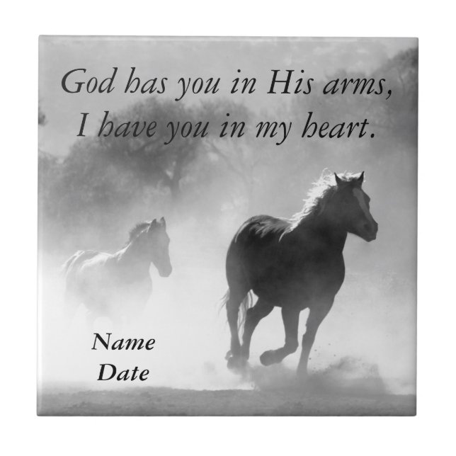 Pferd, das aus dem Nebel heraus galoppiert Fliese (Vorderseite)