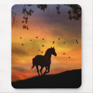 Pferd, das bei Sonnenuntergang auf der Maus läuft Mousepad