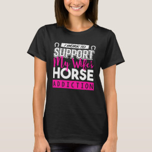 Pferd, das ich arbeite, um meine Ehefrau zu unters T-Shirt