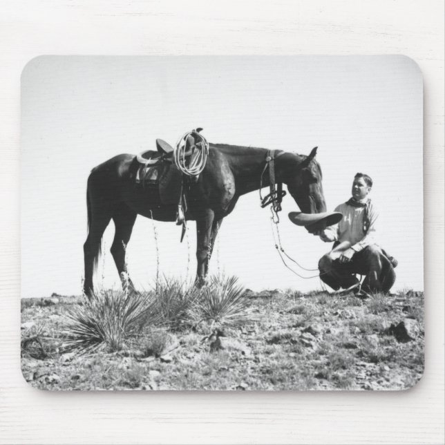 Pferd, das von einem Cowboyhut isst Mousepad (Vorne)