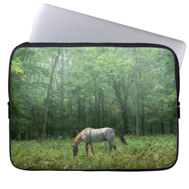 Pferd in der Wiese Laptopschutzhülle (Vorderseite)