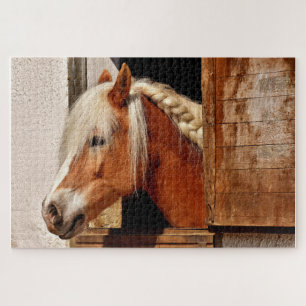 Pferd in einem Stall mit geflochtener Mähne Puzzle