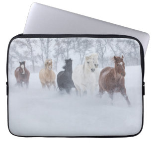 Pferd läuft durch den Schnee Laptopschutzhülle